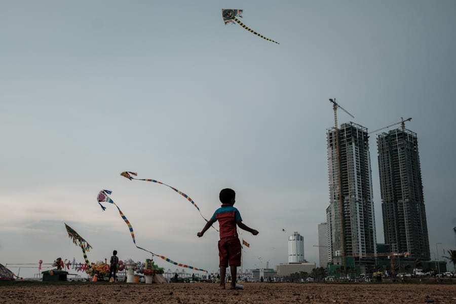 taking photos of the local life on the riverside of Colombo at sunset on a photography tour in Sri Lanka with Pics of Asia